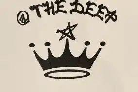 バー @ THE DEEP の 名刺の写真です。黒色で@the deepの文字と文字の下に王冠が書かれていて。その下にはtel0742-36-8530、〒630-8001 奈良市法華寺237-9と電話番号とお店の住所が書かれています。