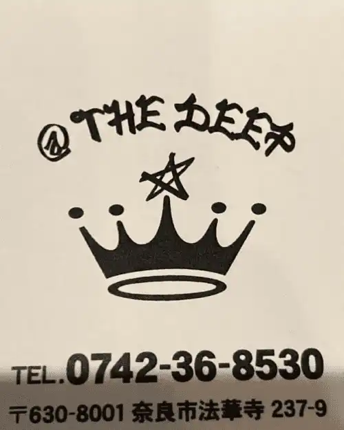 バー @ THE DEEP の 名刺の写真です。黒色で@the deepの文字と文字の下に王冠が書かれていて。その下にはtel0742-36-8530、〒630-8001 奈良市法華寺237-9と電話番号とお店の住所が書かれています。